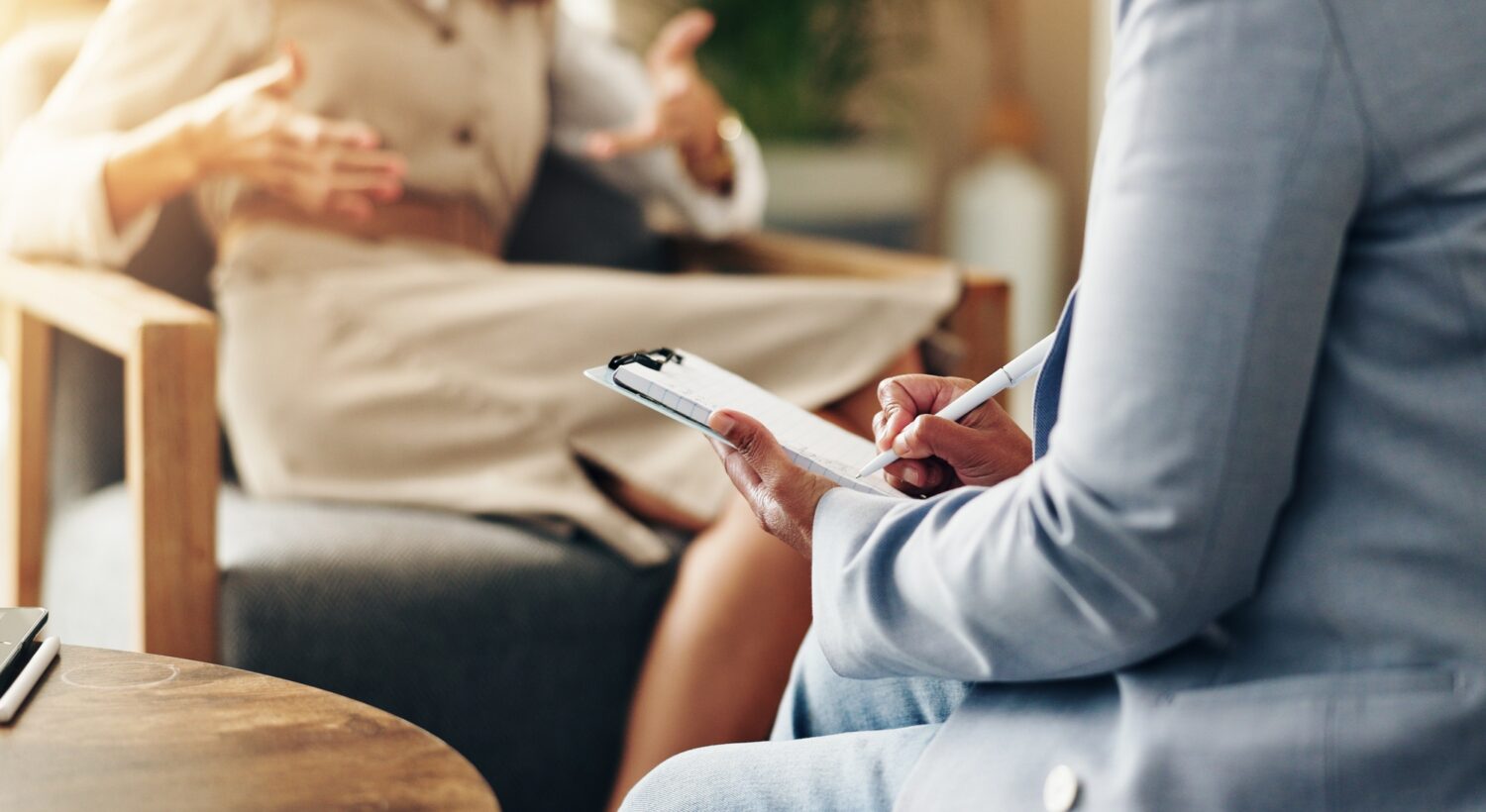 Miért válassz pszichológiai konzulens szakembert? Hands, therapist and checklist for counselling, help and professional for support in office. Psycho