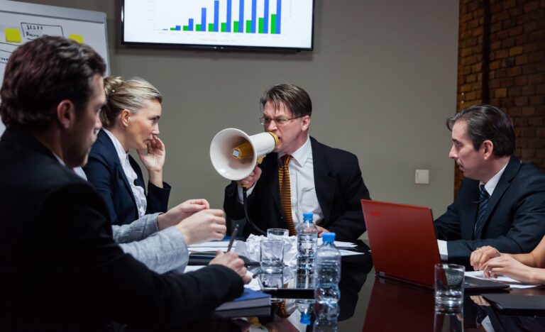 Vroom és Yetton normatív vezetési modelljének alapjai Leader shouting at people in office