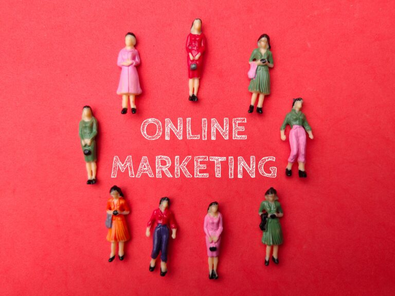 A marketinges szakma árnyoldalai Miniature businesswomen with the word ONLINE MARKETING