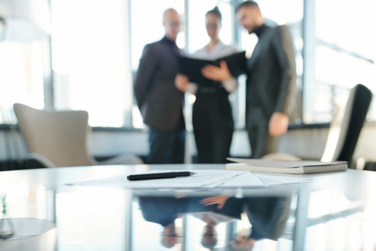 Tárgyalástechnikák: bizalom, lojalitás, hatékony értékesítés Pen on papers and notebook with business partners having negotiation