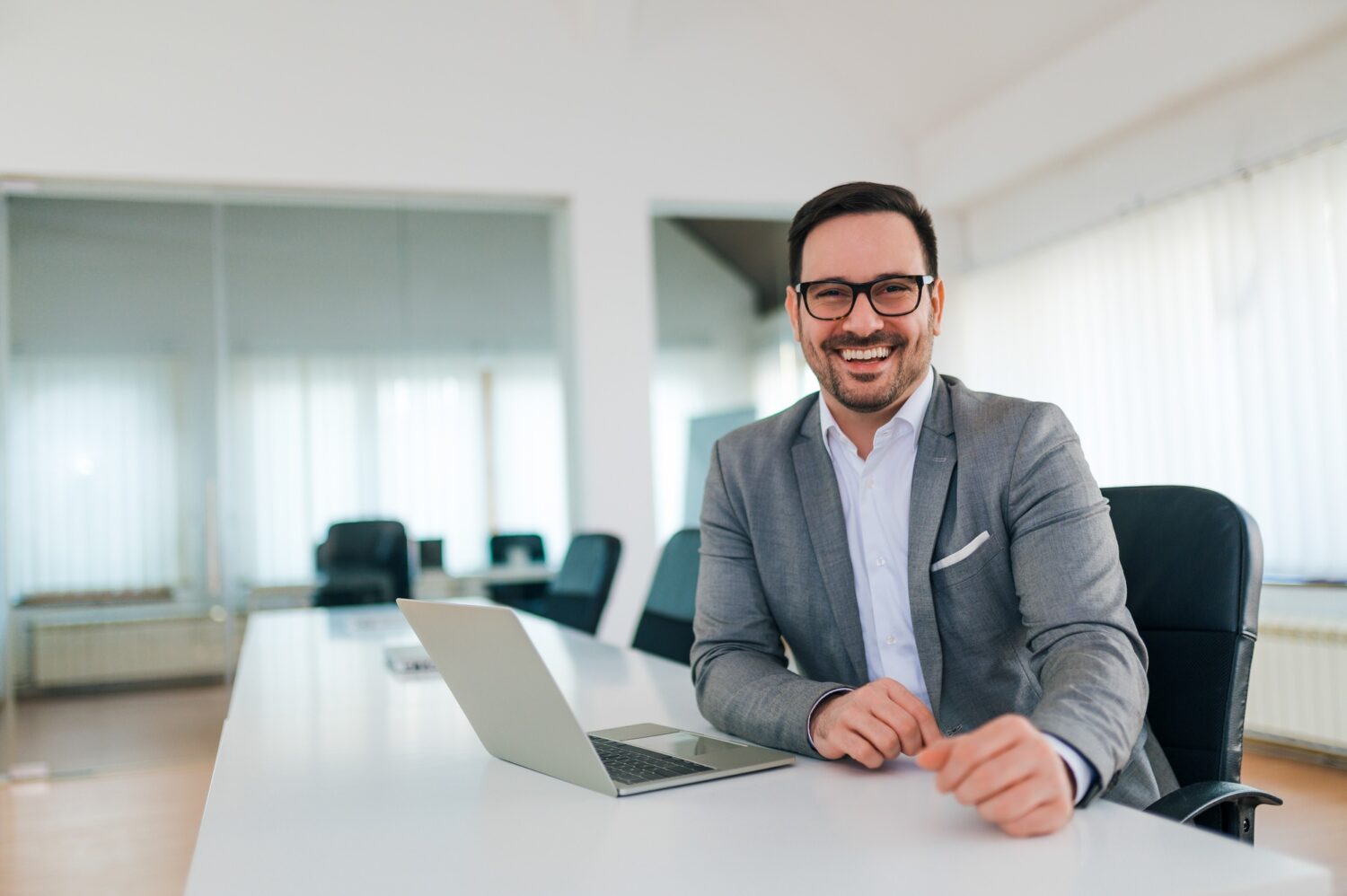 Aktuális még Donald H. Weiss – A sikeres menedzser című műve? Portrait of a positive leader in board room.