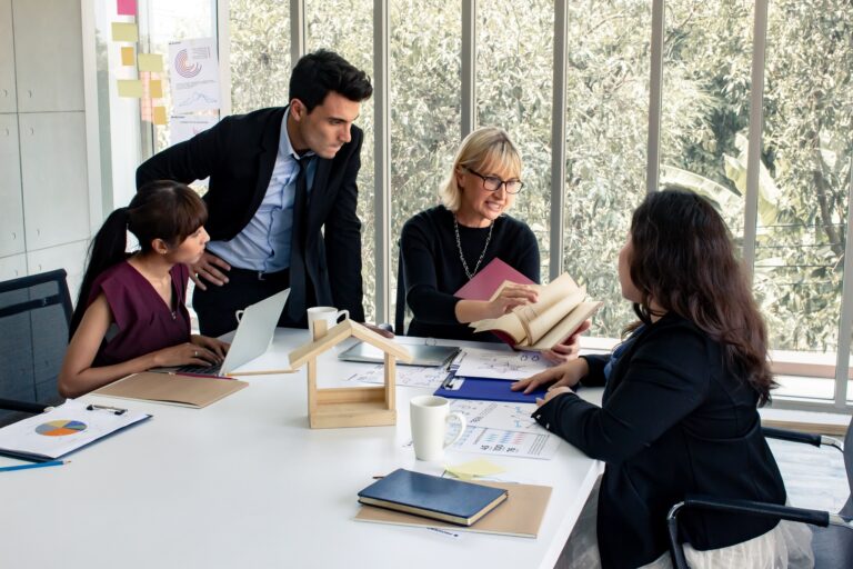 Hersey és Blanchard vezetési elmélete Project leader delivering projects to customers.