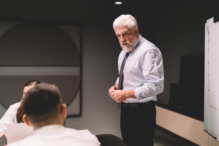 Likert egytényezős modellje Senior leader speaking to colleagues