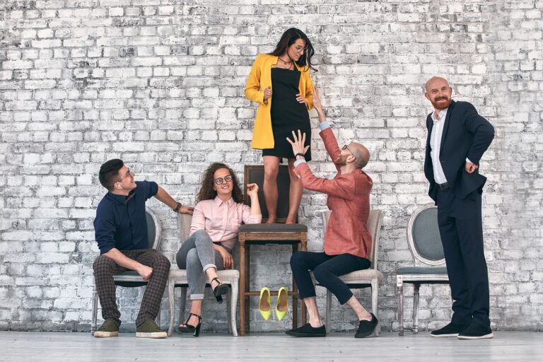 Elkötelezett vezetők, eredményesebb csapat Successful team leader manager, CEO, market leader and another business leading concepts. Standing