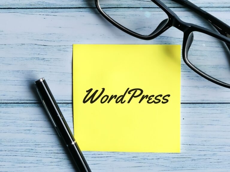 Ezért használj WordPresst blogírásra Text Word press written on sticky note