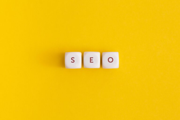 SEO: kulcsszavak a szövegben The word seo on yellow background. Top view. Flat lay.