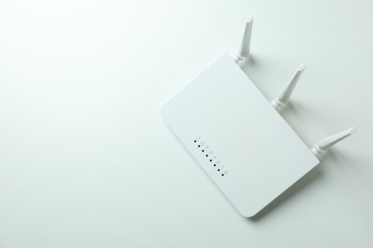 Vezeték nélküli marketing: a modern fogyasztói élmény Wi-Fi router with external antennas on white background