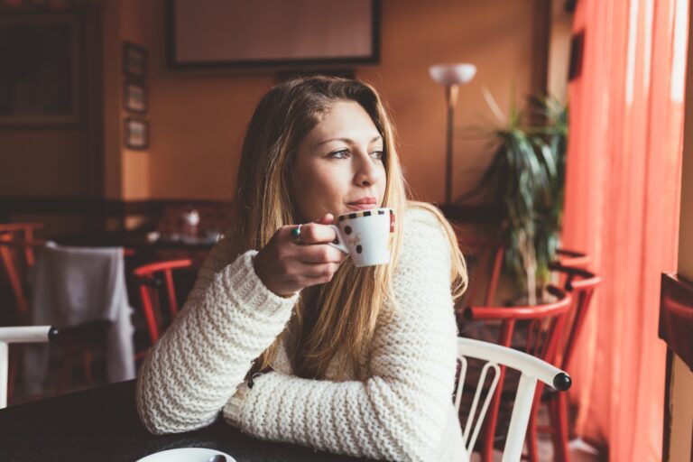 Kávézó nyitása lépésről lépésre Young woman drinking coffee bar
