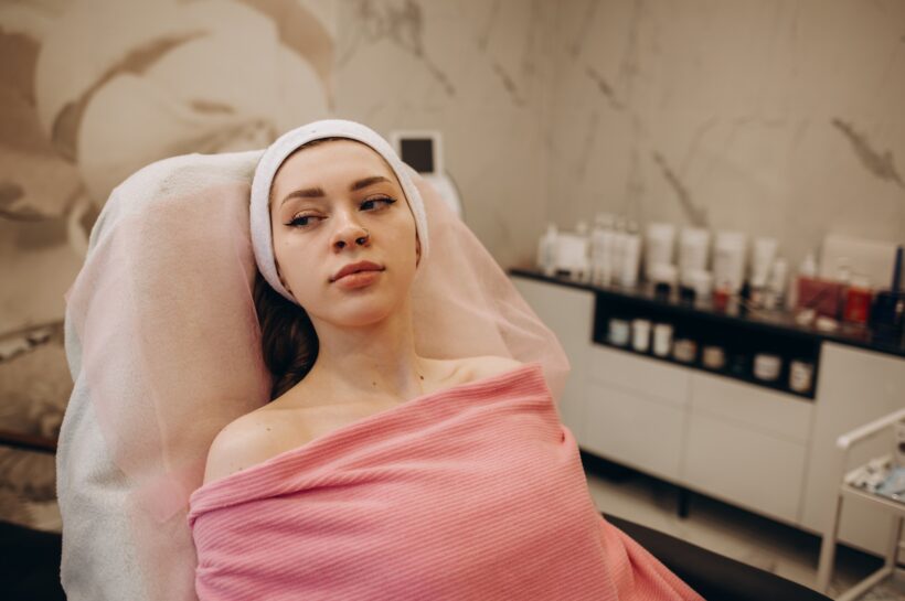 Konzultáció, vendéglojalitás, drága kezelések kozmetikákban Young woman waiting for skin cosmetology cleansing procedure at beautician