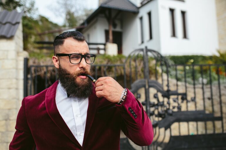 Egytermékes webáruházak: miért lehet veszélyes belevágni? A rich man with a beard smokes cradle