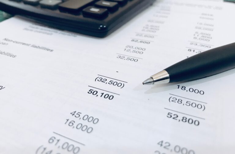 A könyvelés jövője – átfogó elemzés Accounting concept. Pen on balance sheet 1