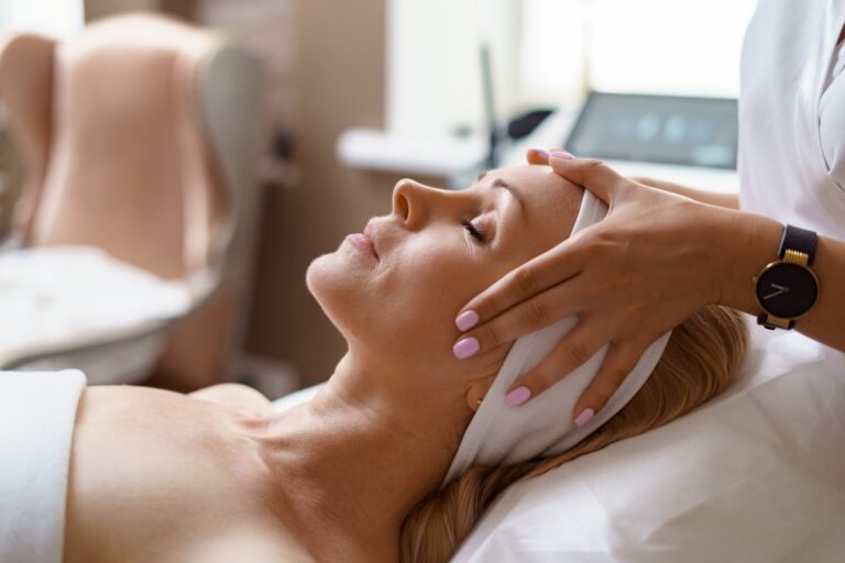 A szépségmárkák pszichológiája és érzelmi pozícionálása Facial massage beauty treatment