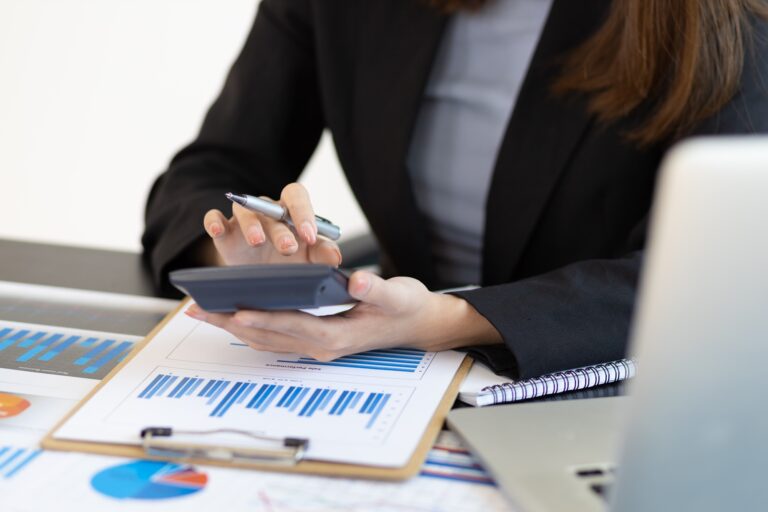 Mire jó a könyvelés, és hogyan kell elképzelni? Financial planning and expense accounting, analyzing a business account report using a calculator.