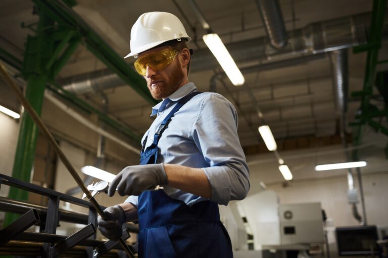 A termékfejlesztés lépései Foreman controlling the quality of product