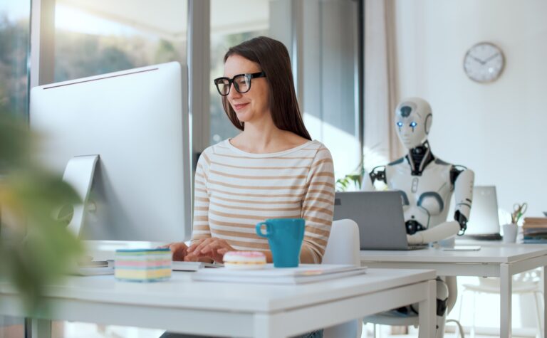 10 munkakör, amit már átvett a mesterséges intelligencia világszerte Office worker and AI robot at work
