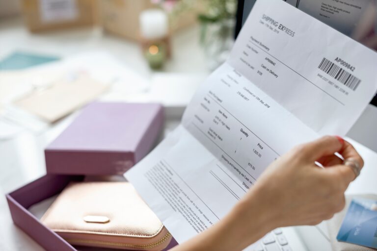 Mi az a számla, és mikor kell kiállítani? Woman holding bill payment