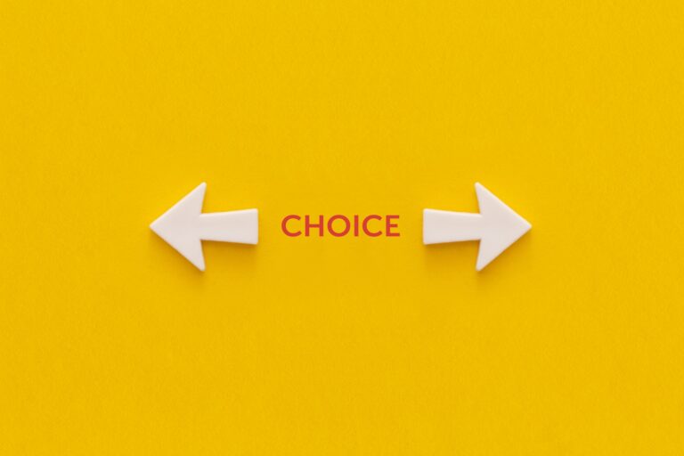 Több választási lehetőség, kevesebb szabadság Approving, voting or right decision concept.