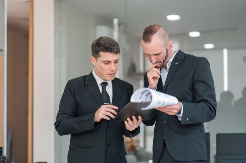 Miért kell néha minden cégnek egy külsős marketing-tanácsadó? Business people discussion explaining the financial graph data and marketing plan