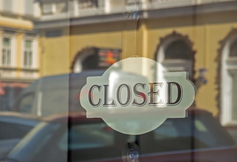 Miért zár be ennyi bolt? – Kkv-k a fogyasztás visszaesésének árnyékában Closed sign on store glass window
