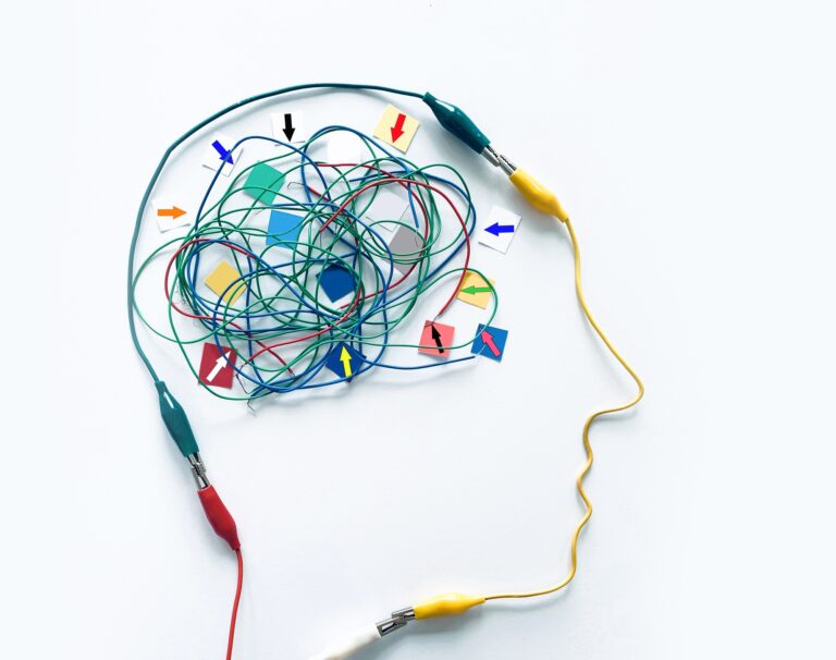 Miért az agy működése határozza meg a 21. századot? Mental Health concept with colorful arrows pointing to colorful mockup friendly notes in the brain