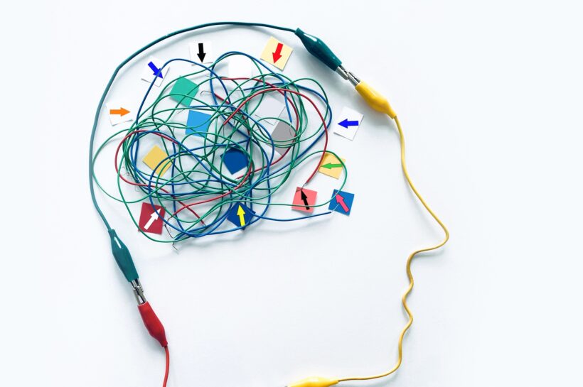 Miért az agy működése határozza meg a 21. századot? Mental Health concept with colorful arrows pointing to colorful mockup friendly notes in the brain