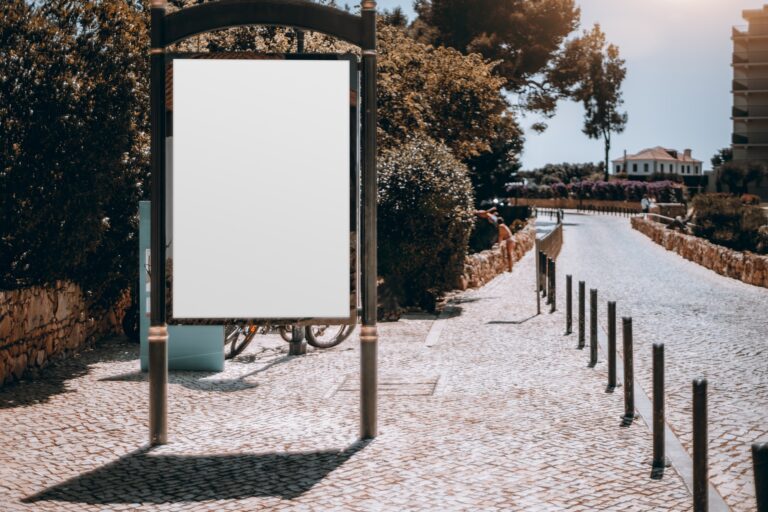 Reklám, amit nem látunk – A márkakommunikáció láthatatlan hatótávolsága Outdoor advert placeholder template