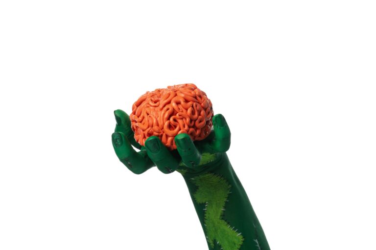 Miért hoz rossz döntéseket az emberi agy? PNG, zombie hands holding brain, isolated on white background.