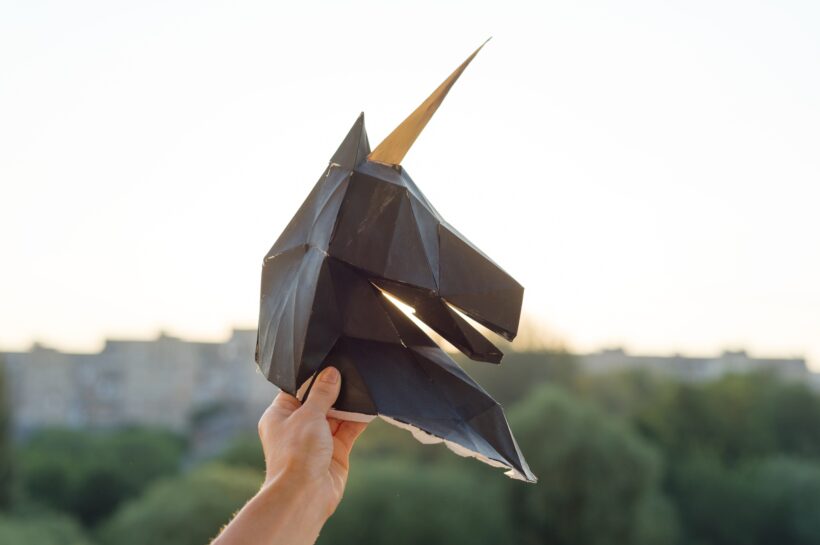 A Pegasus kémszoftver működése Silhouette of head black paper 3d unicorn on sunset background