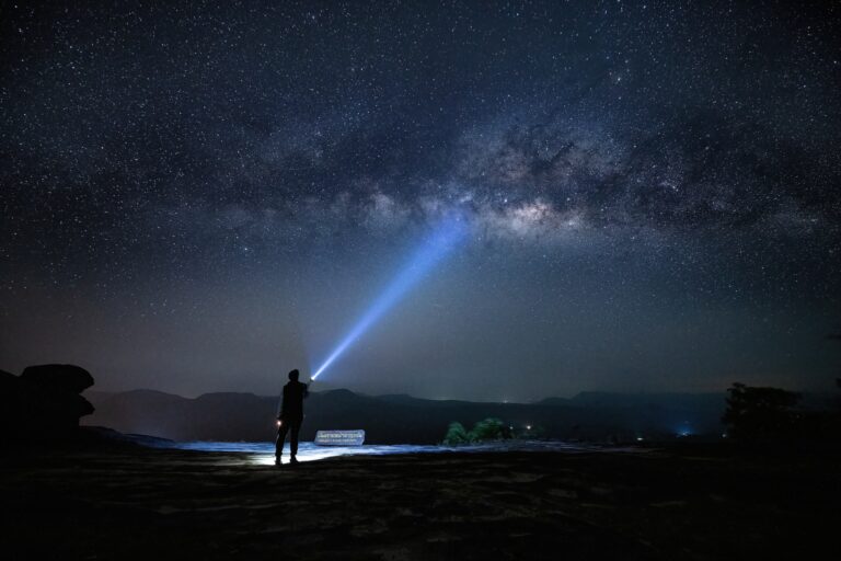 Mit tanulhatunk a Ferengiktől a marketingben? Silhouette traveler hold lighting point to sky with night starry sky milky way is travel and nature