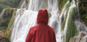 A torzított önkép monetizálása: Miért működnek a személyiségtípuson alapuló marketingkampányok? waterfall person iceland looking