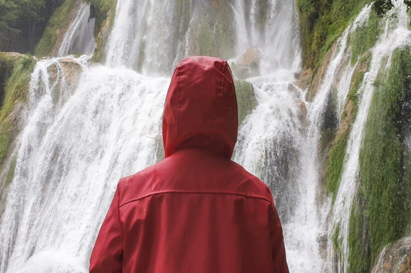 A torzított önkép monetizálása: Miért működnek a személyiségtípuson alapuló marketingkampányok? waterfall person iceland looking