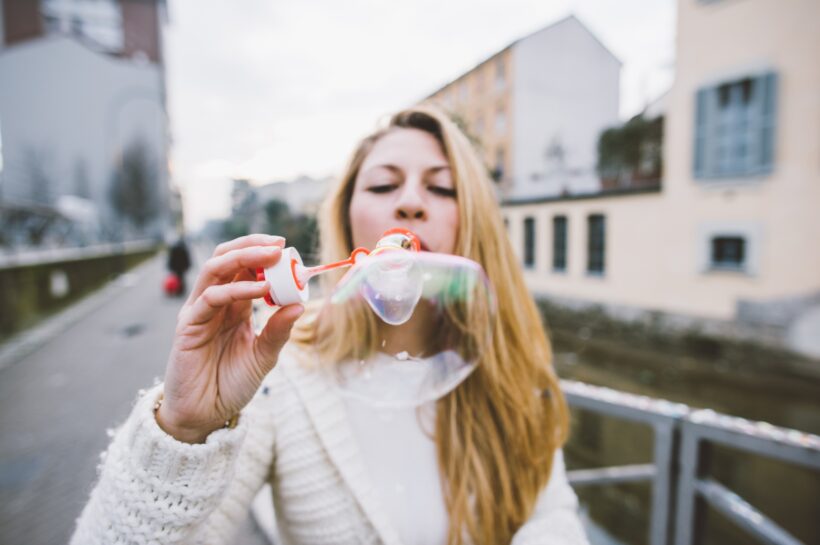 Amikor nem te választasz – hanem téged választanak Young woman palying bubble soap outdoor