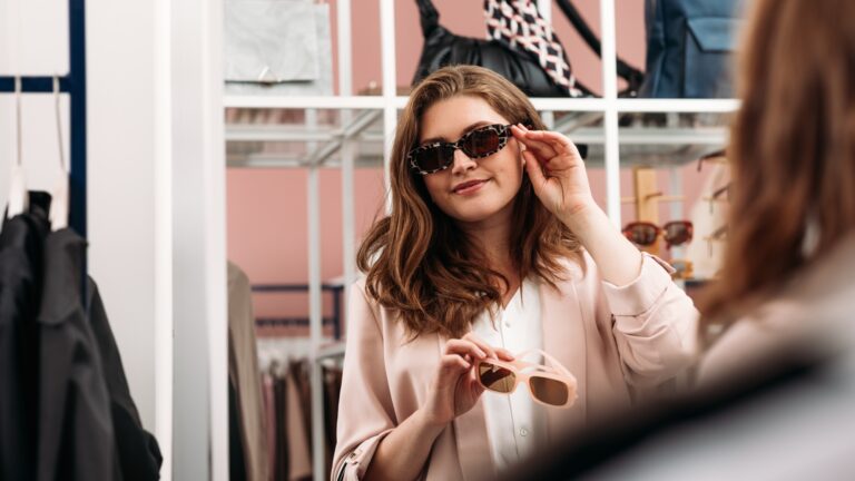A fogyasztói döntések új világa Buyer choosing eyewear in a boutique.