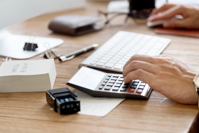 Mítosz: „A számvitel csak a könyvelők dolga” Man Hands Using Calculator Concept