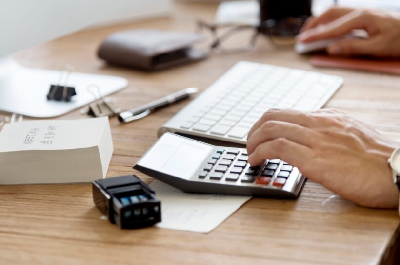 Mítosz: „A számvitel csak a könyvelők dolga” Man Hands Using Calculator Concept