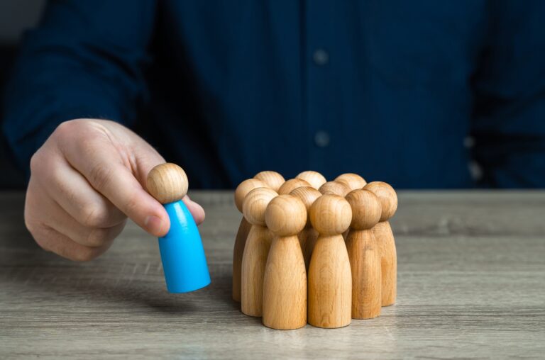 A vezetési stílusok története Appoint a leader to the new team.