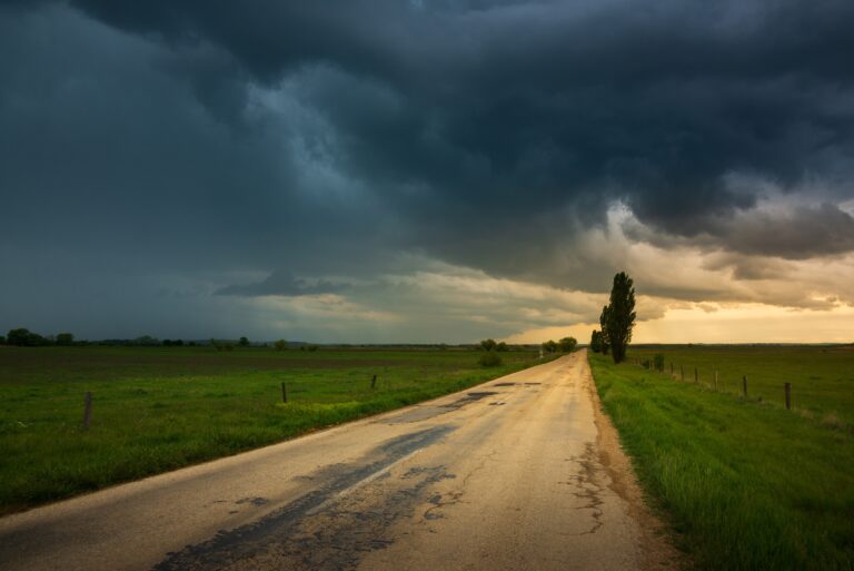 A Sötét Triád a marketingben Dark storm clouds over the country road , moody dark sky
