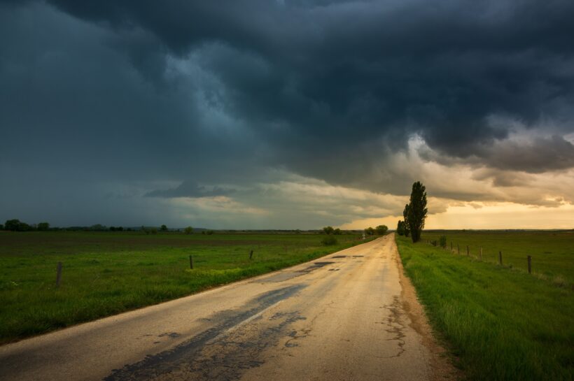 A Sötét Triád a marketingben Dark storm clouds over the country road , moody dark sky