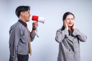 Csendes márkák nyernek: kevesebb reklám, magasabb bizalom